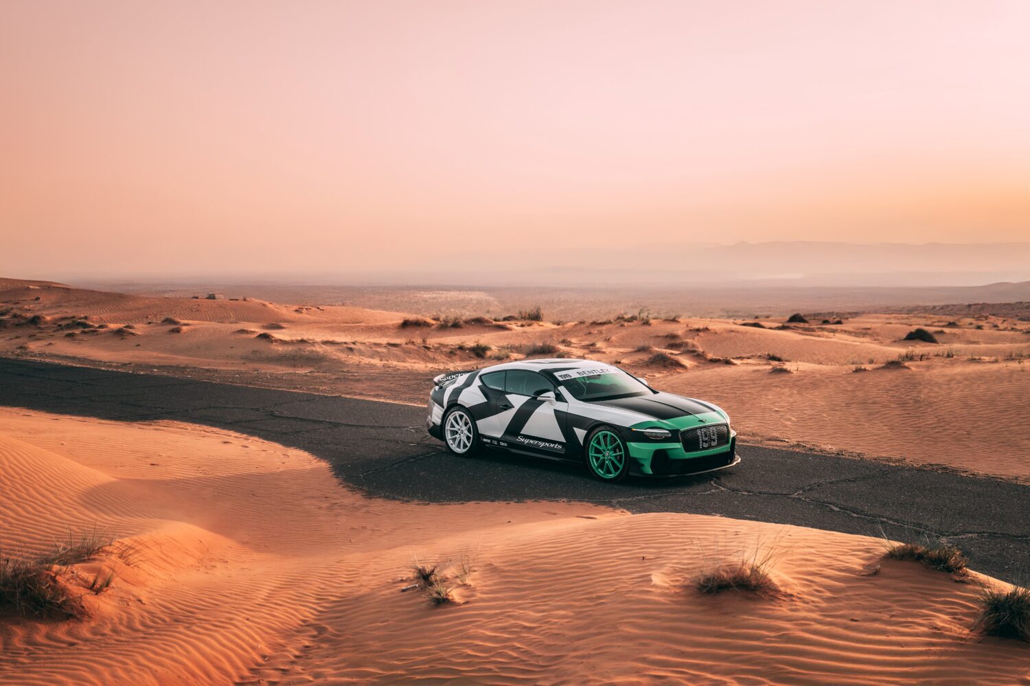 ベントレー・スーパースポーツ　ドバイ開催のエクスクルーシブイベントに登場