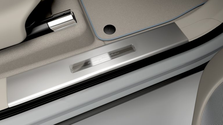 日本限定10台 ベントレー・ベンテイガ・サムシングブルーコレクション・ バイ・マリナー