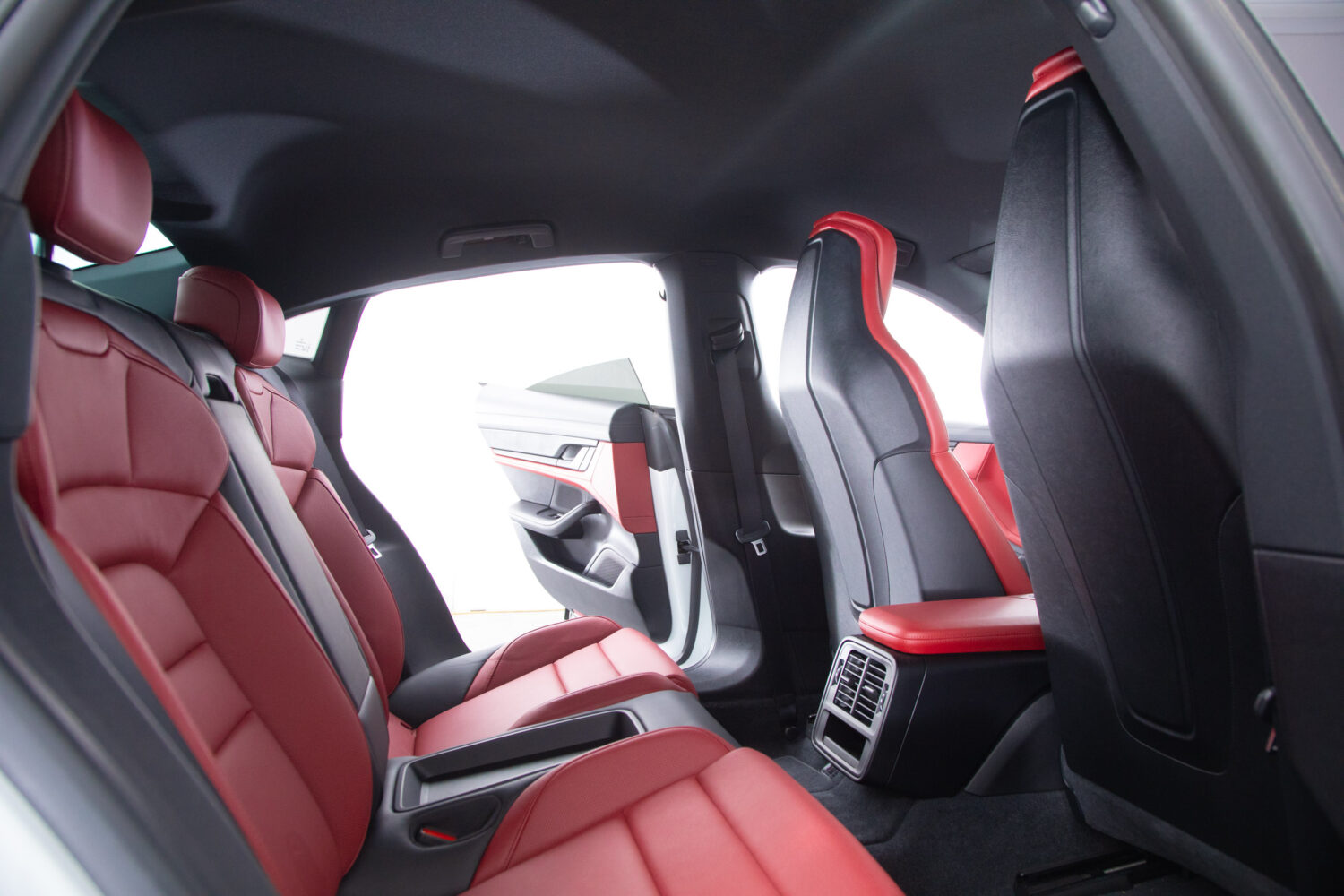 タイカン 4SパフォーマンスBattery+ 4シート4WD