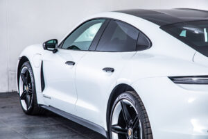 タイカン 4SパフォーマンスBattery+ 4シート4WD