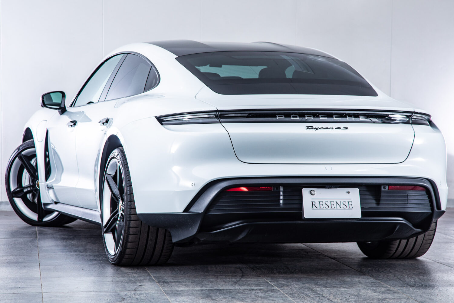 タイカン 4SパフォーマンスBattery+ 4シート4WD