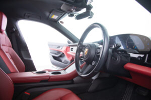 タイカン 4SパフォーマンスBattery+ 4シート4WD