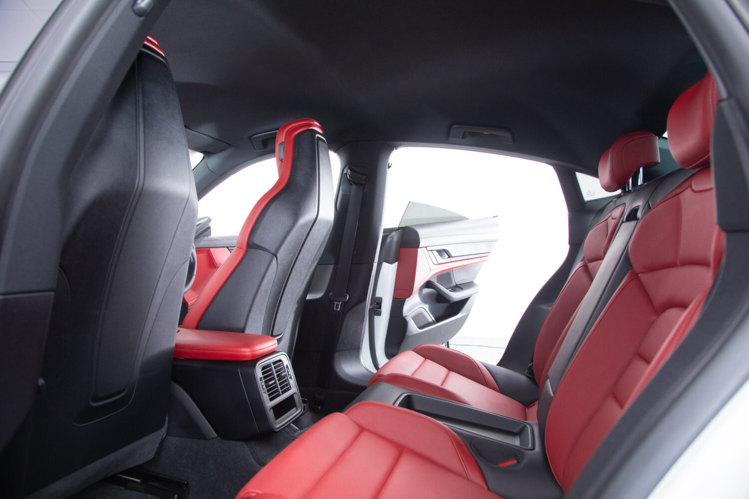 タイカン 4SパフォーマンスBattery+ 4シート4WD