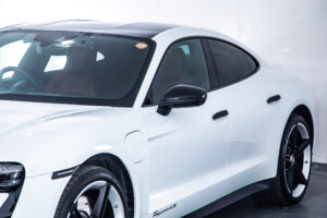 タイカン 4SパフォーマンスBattery+ 4シート4WD