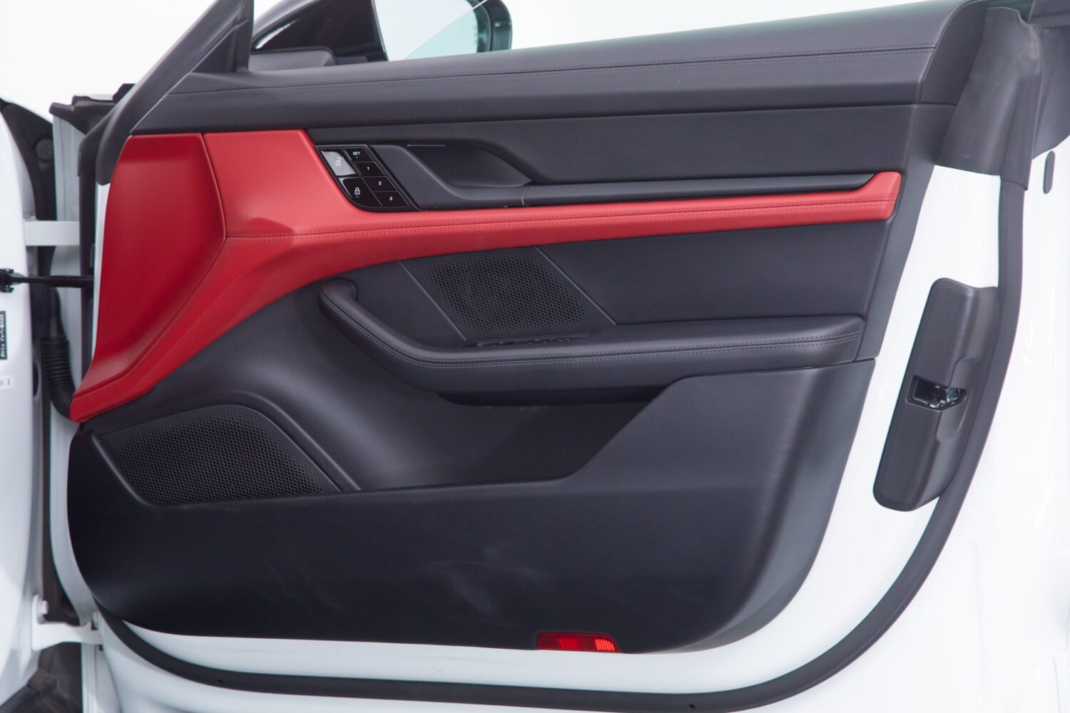 タイカン 4SパフォーマンスBattery+ 4シート4WD