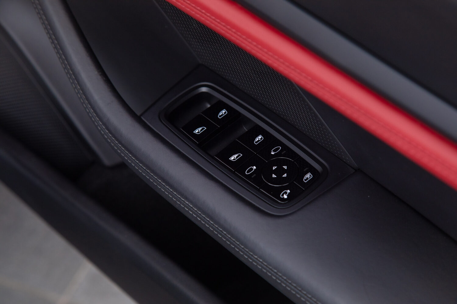 タイカン 4SパフォーマンスBattery+ 4シート4WD