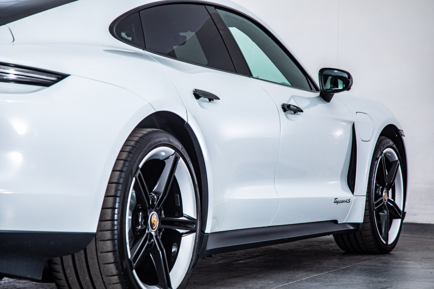 タイカン 4SパフォーマンスBattery+ 4シート4WD