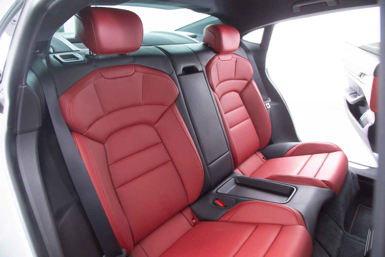 タイカン 4SパフォーマンスBattery+ 4シート4WD