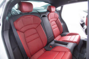 タイカン 4SパフォーマンスBattery+ 4シート4WD