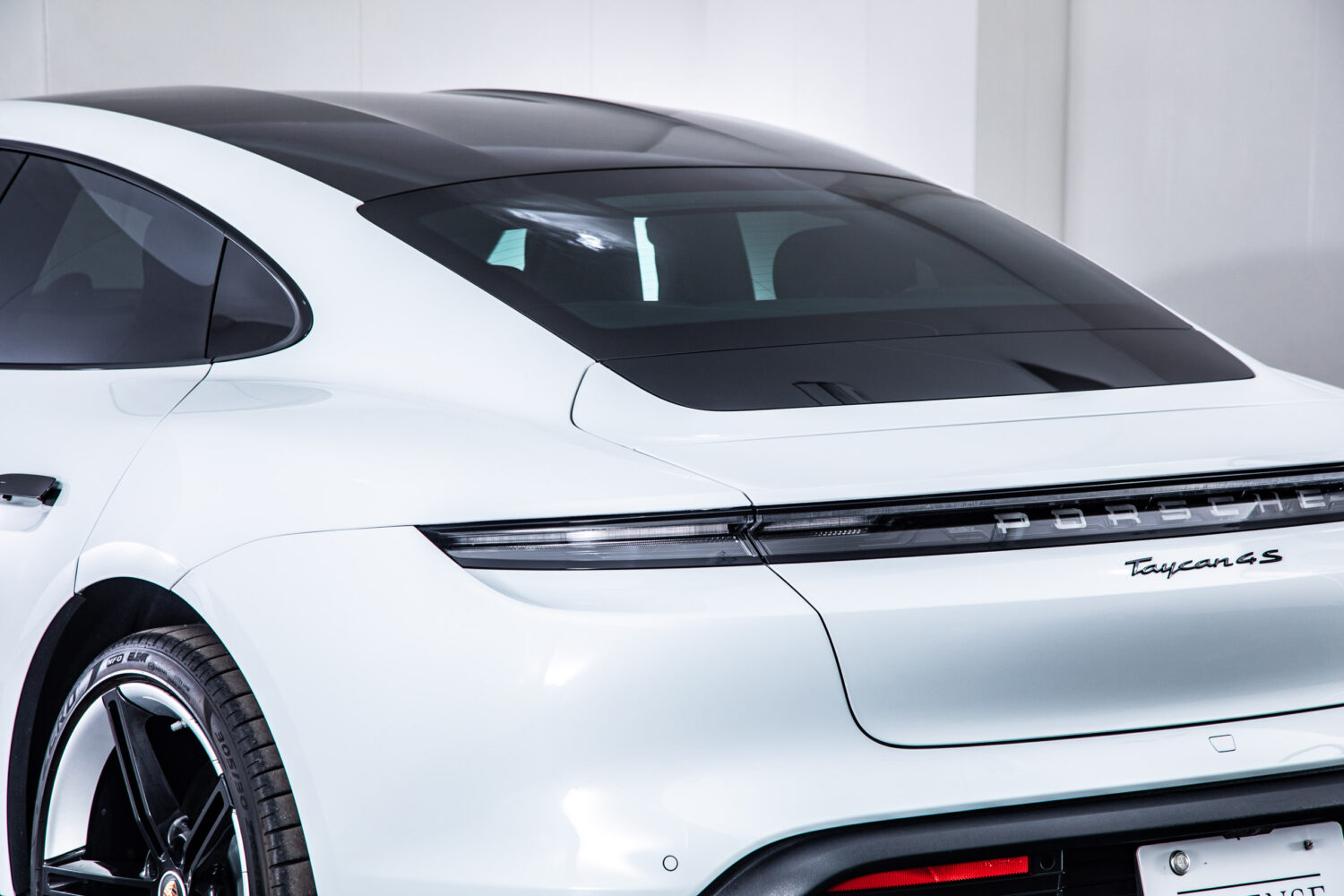 タイカン 4SパフォーマンスBattery+ 4シート4WD