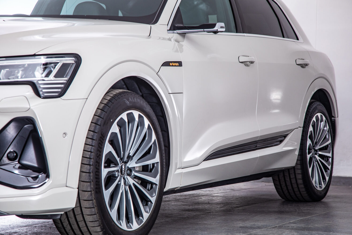 e-tron 55 クワトロ Sライン 4WD