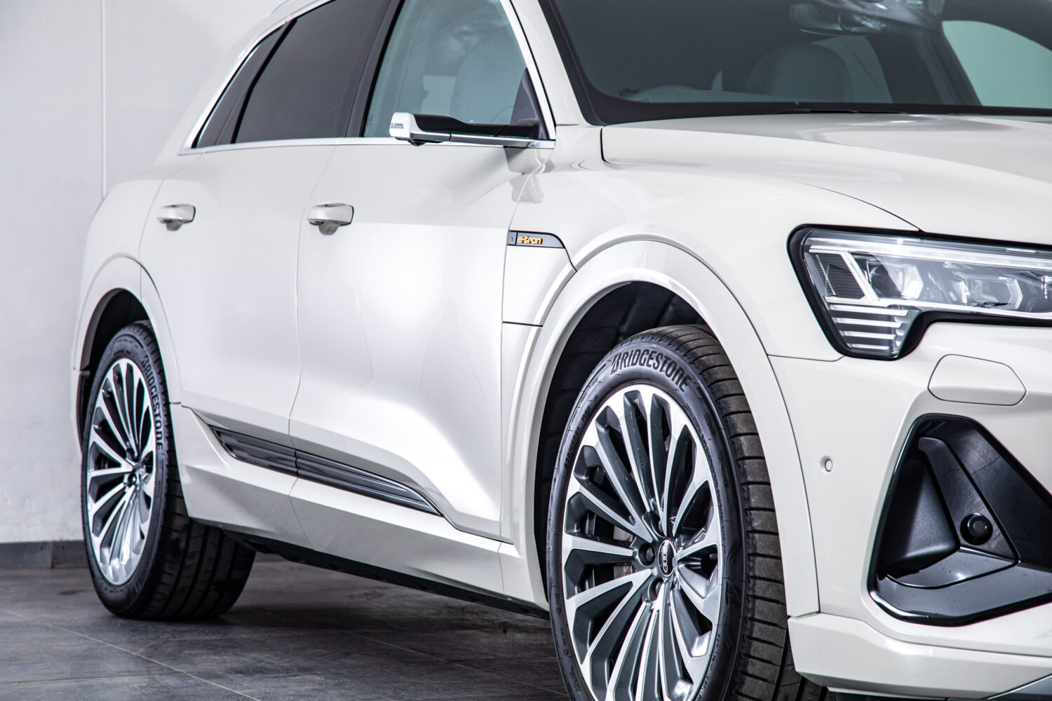 e-tron 55 クワトロ Sライン 4WD