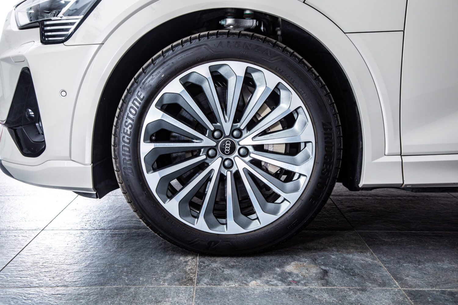 e-tron 55 クワトロ Sライン 4WD