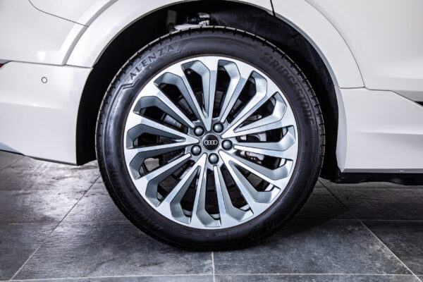 e-tron 55 クワトロ Sライン 4WD