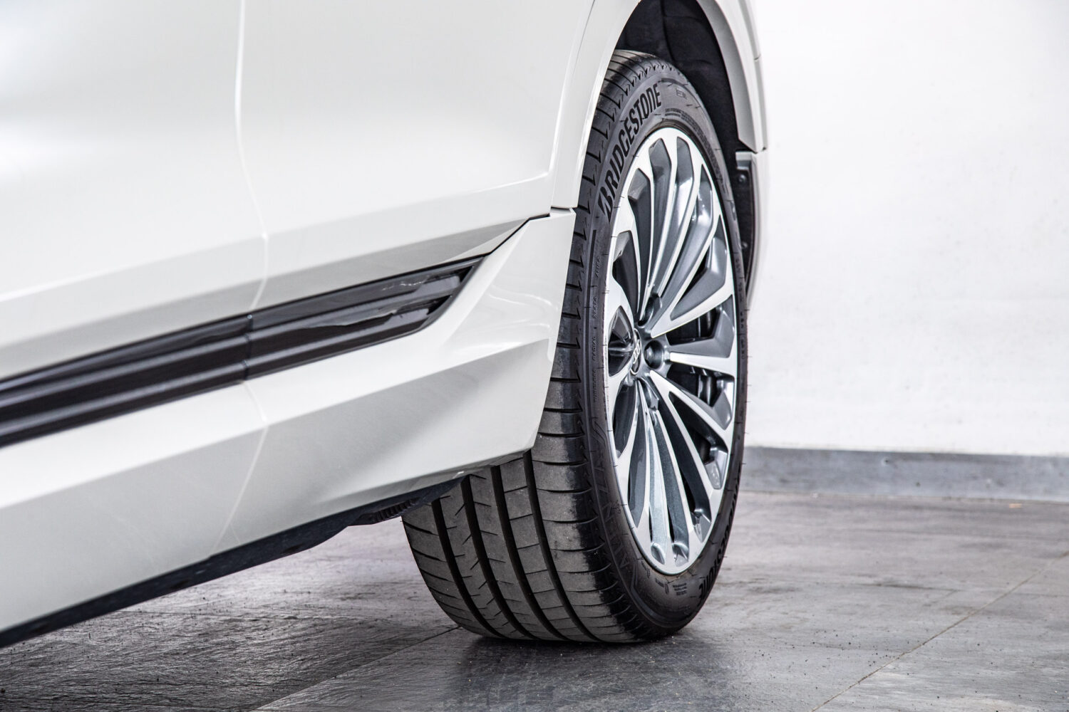 e-tron 55 クワトロ Sライン 4WD