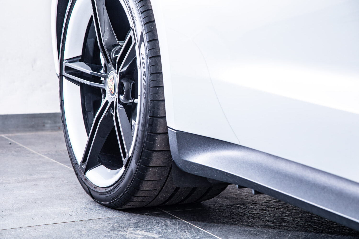 タイカン 4SパフォーマンスBattery+ 4シート4WD