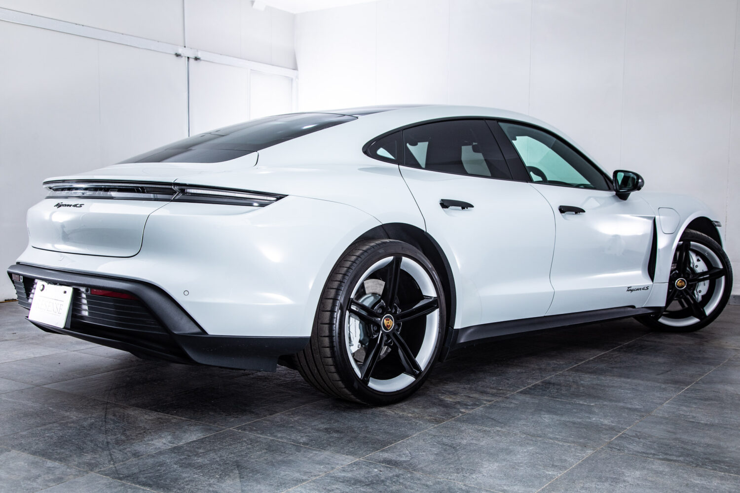 タイカン 4SパフォーマンスBattery+ 4シート4WD