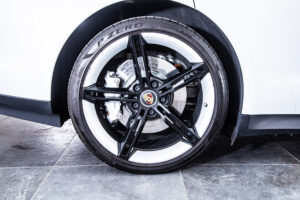 タイカン 4SパフォーマンスBattery+ 4シート4WD