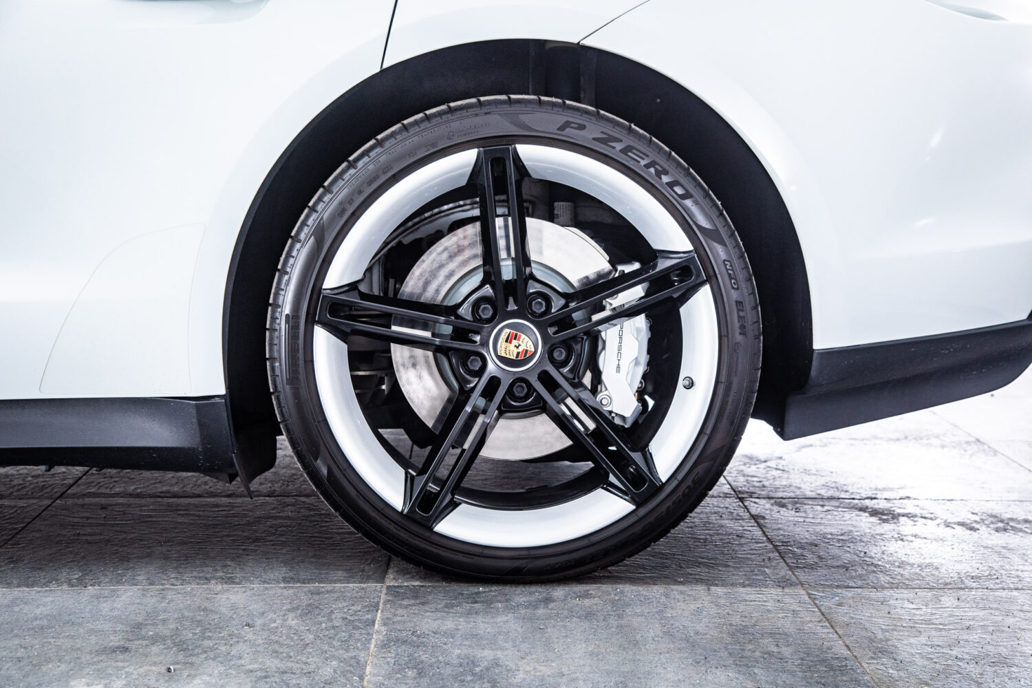 タイカン 4SパフォーマンスBattery+ 4シート4WD