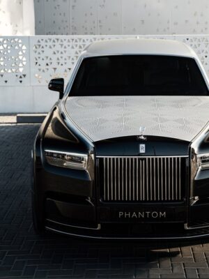 世界初のレーザー彫刻が施されたボンネット　ロールス・ロイス・ファントム・アラベスク