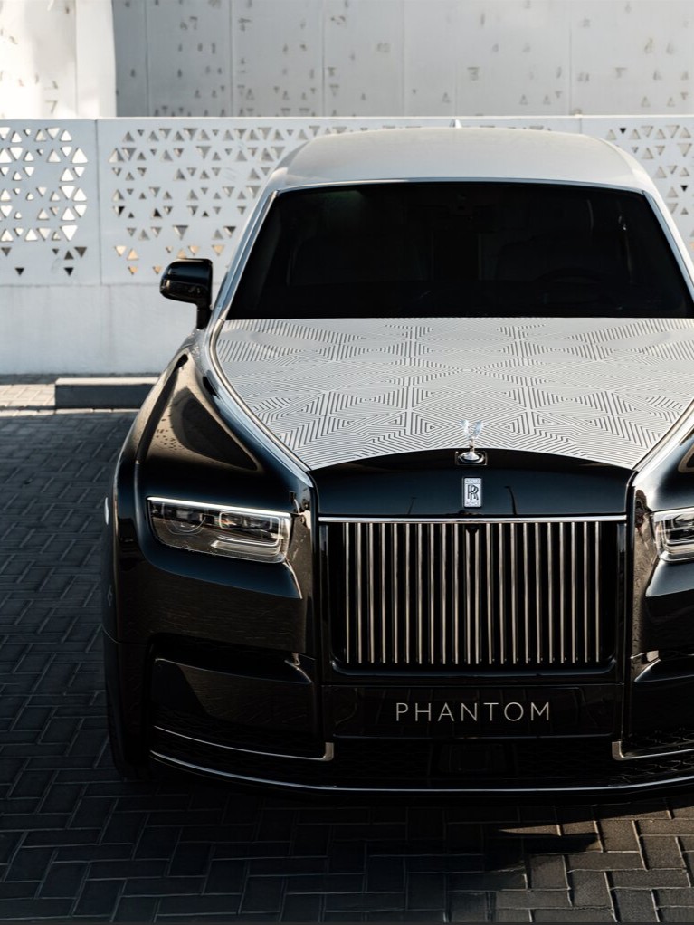 世界初のレーザー彫刻が施されたボンネット　ロールス・ロイス・ファントム・アラベスク