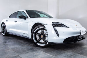 タイカン 4SパフォーマンスBattery+ 4シート4WD