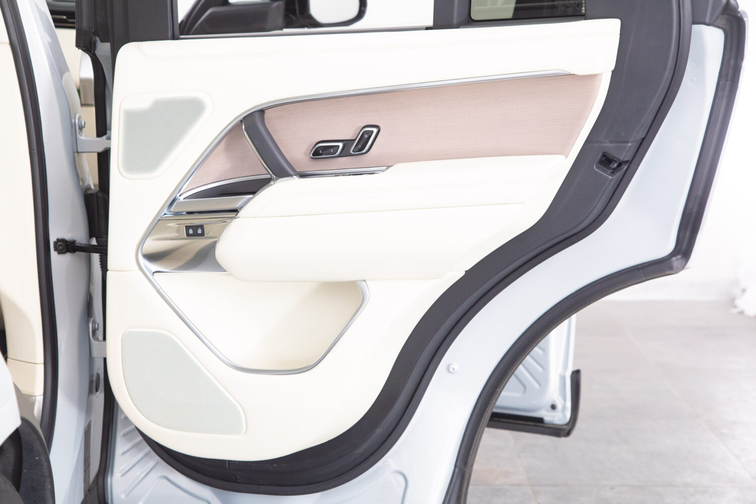 レンジローバー オートバイオグラフィー D300 スタンダードホイールベース 4WD