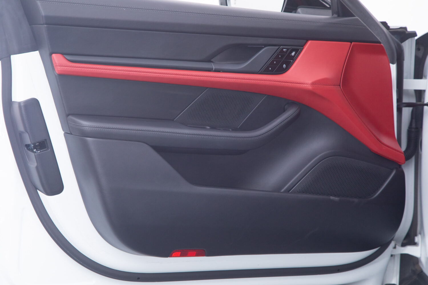 タイカン 4SパフォーマンスBattery+ 4シート4WD