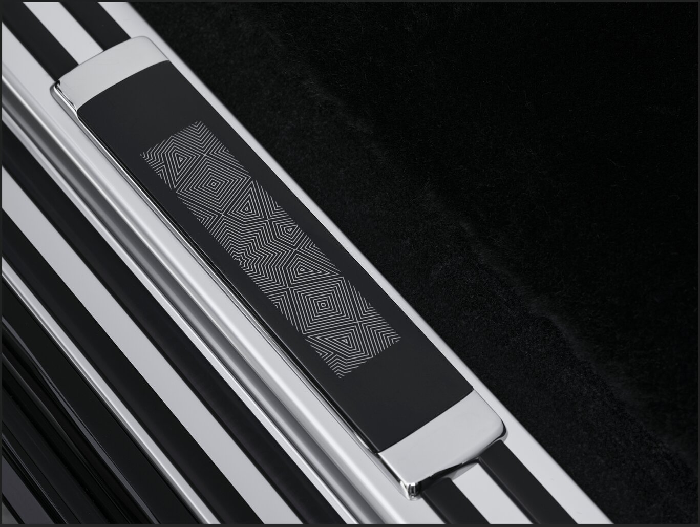 世界初のレーザー彫刻が施されたボンネット ロールス・ロイス・ファントム・アラベスク