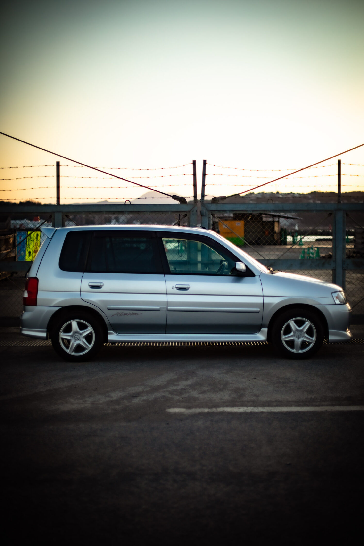 当時のマツダは、いわゆる「クロノスの悲劇」とも言われる状況にあり、新しいものを作ろうとした結果、経営は危機的な状態にありました。

そんな中で次の一手として選ばれたのが、安心できる既存のDプラットフォームの改良版でした。