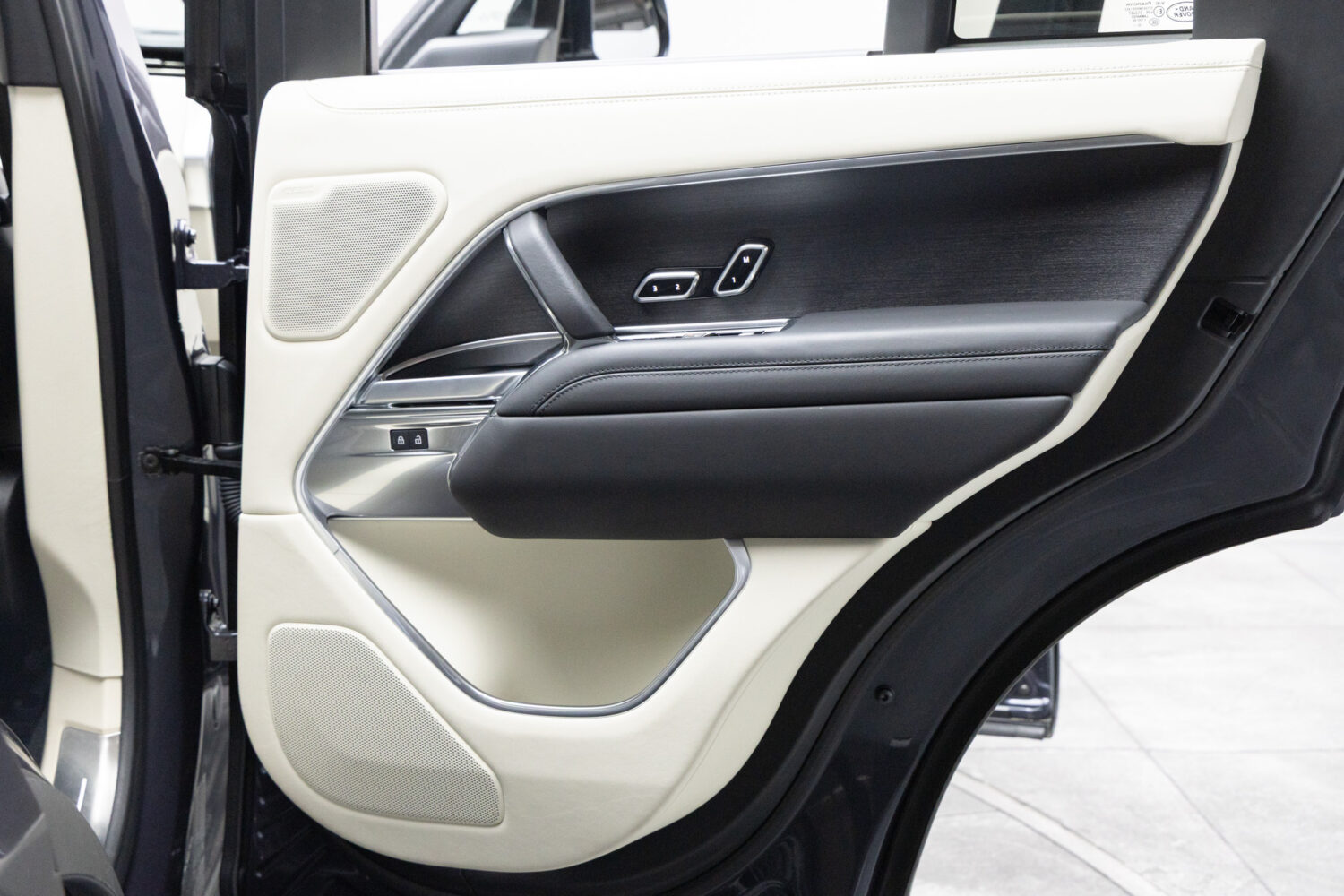 レンジローバー オートバイオグラフィ 4.4L P530 SWB 4WD