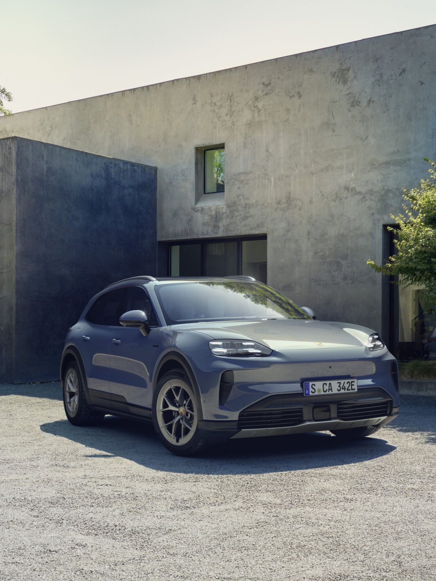 カイエン・エレクトリック全モデル専用のインテリアスタイルパッケージが新登場し、ポルシェアクティブライド、PCCB、PTV Plus、プッシュ・トゥ・パスをオプション設定された。
