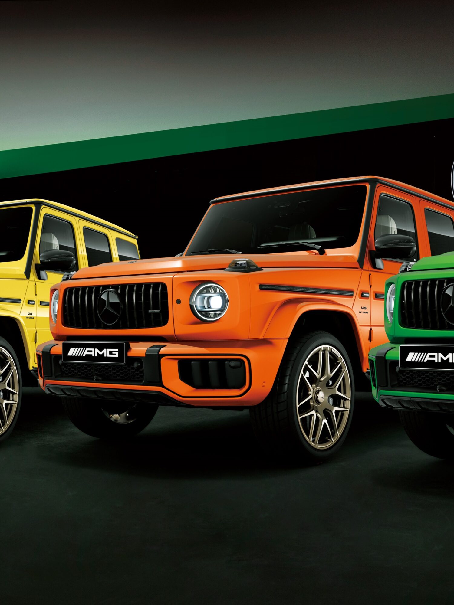 G63として日本初の「AMGパフォーマンスパッケージ」を採用し、随所にカーボンがあしらわれた。全国150台限定となりパフォーマンス志向を際立てる内外装を備える。