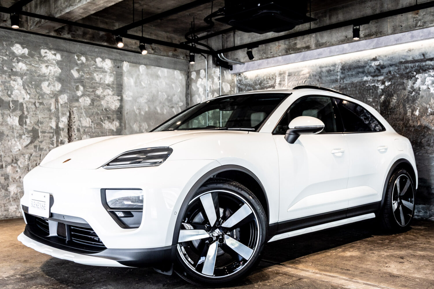 マカンエレクトリック ベースモデル