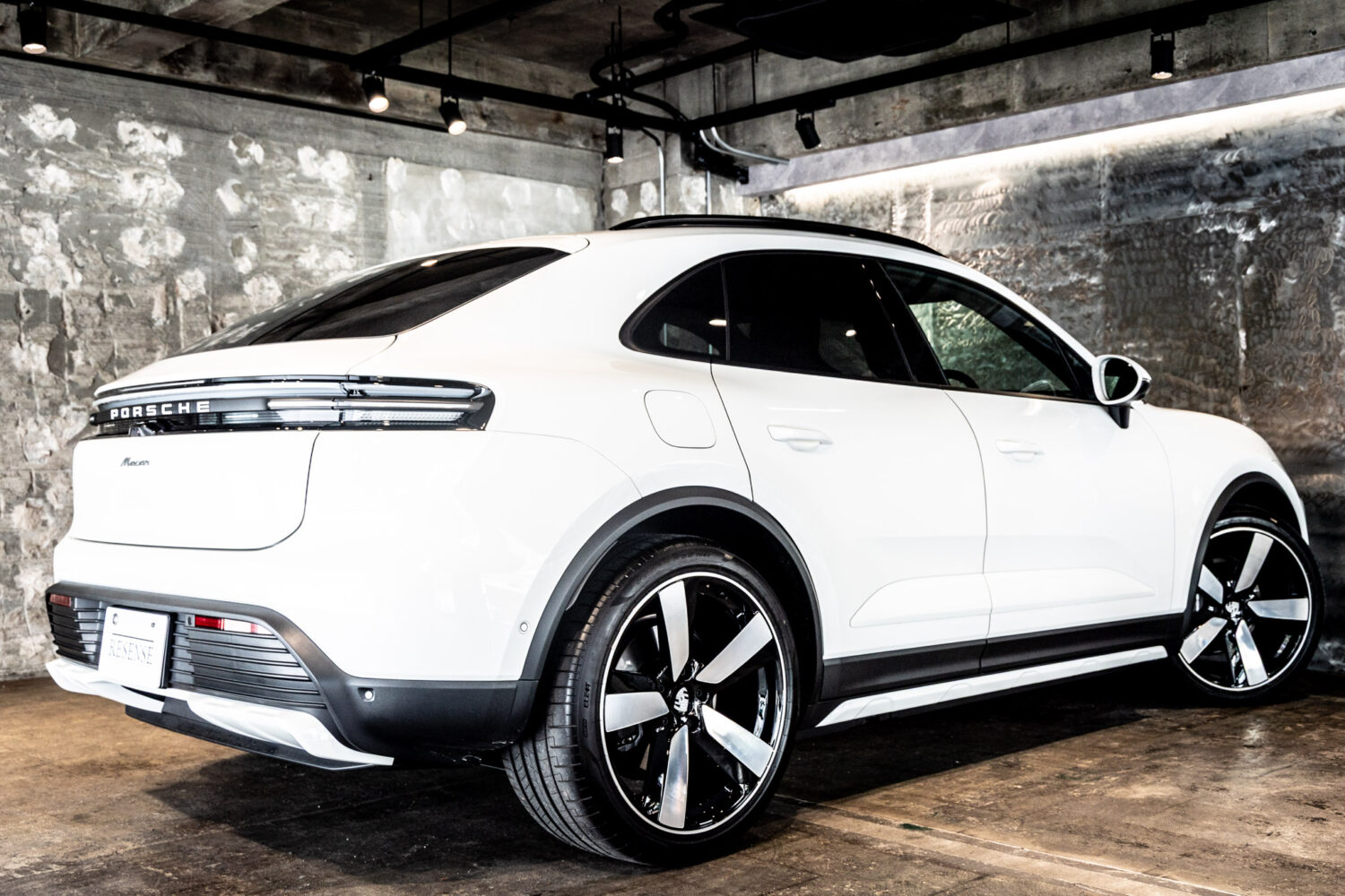 マカンエレクトリック ベースモデル