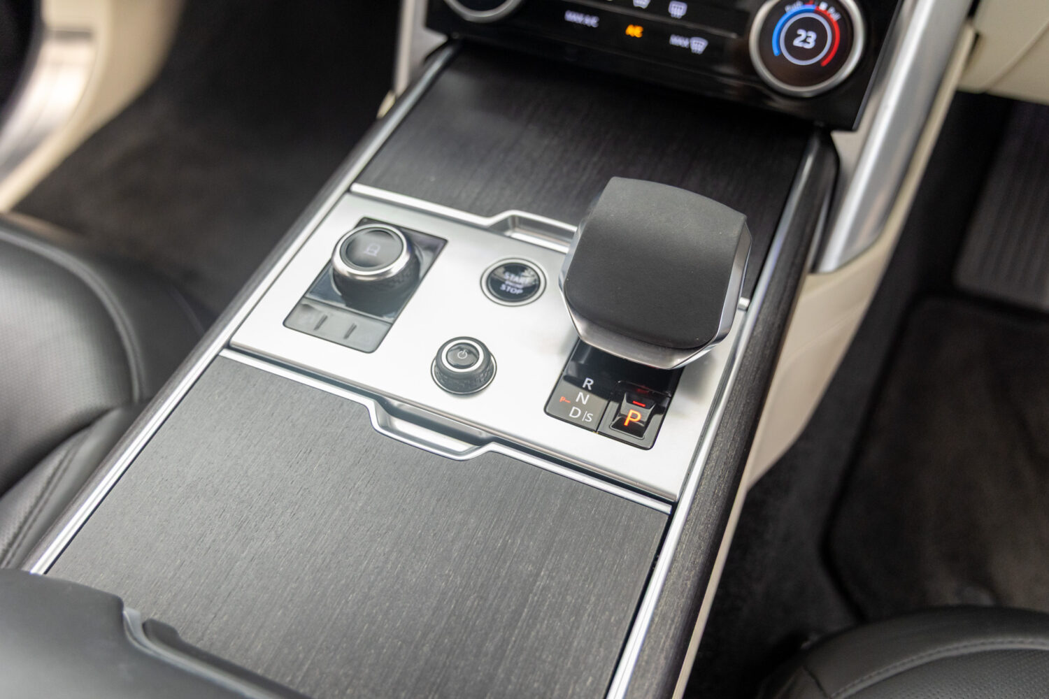 レンジローバー オートバイオグラフィ 4.4L P530 SWB 4WD