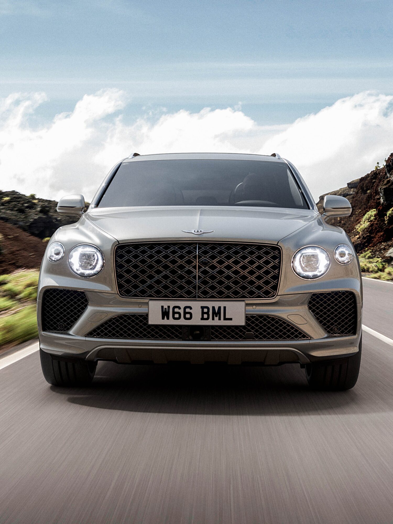 ベンテイガ・アルテナーラエディションは、コンテンポラリー・ラグジュアリーの新たな頂点として登場。カラー、素材、仕上げの調和を提案する8つのキュレーション仕様を持つ。