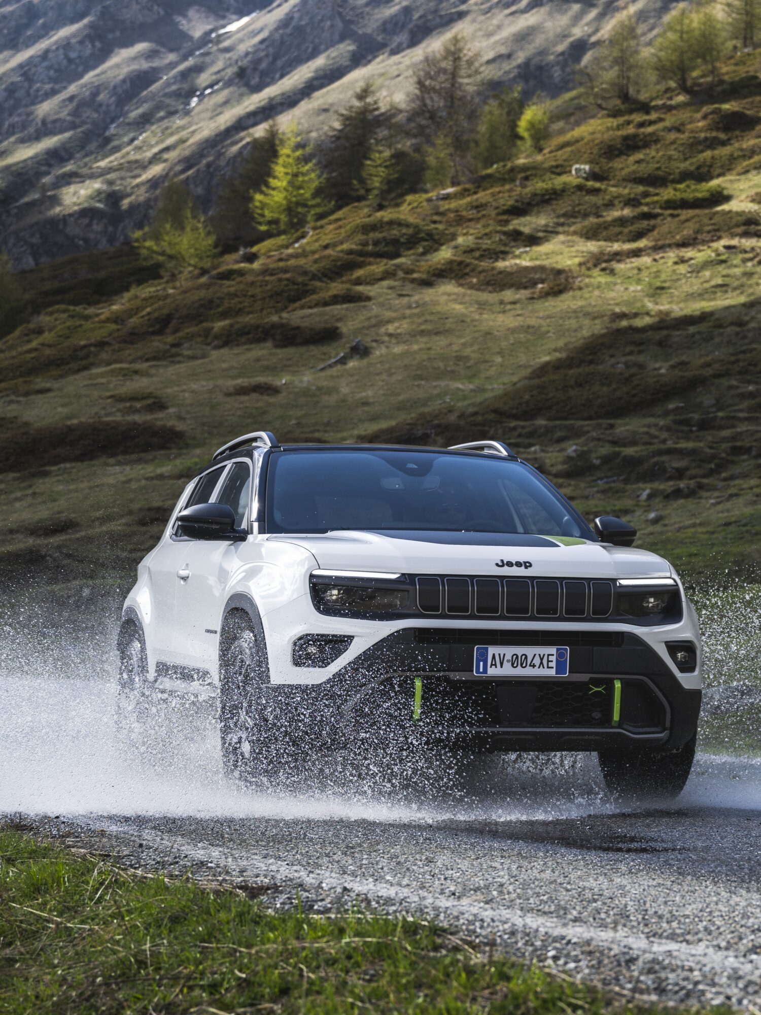 4xeは走行状況によってフル電動走行も可能な高効率ハイブリッドシステムに、ジープ伝統の四輪駆動性能を組み合わせ、快適な日常使いと本格的な走破性能を両立した一台だ。