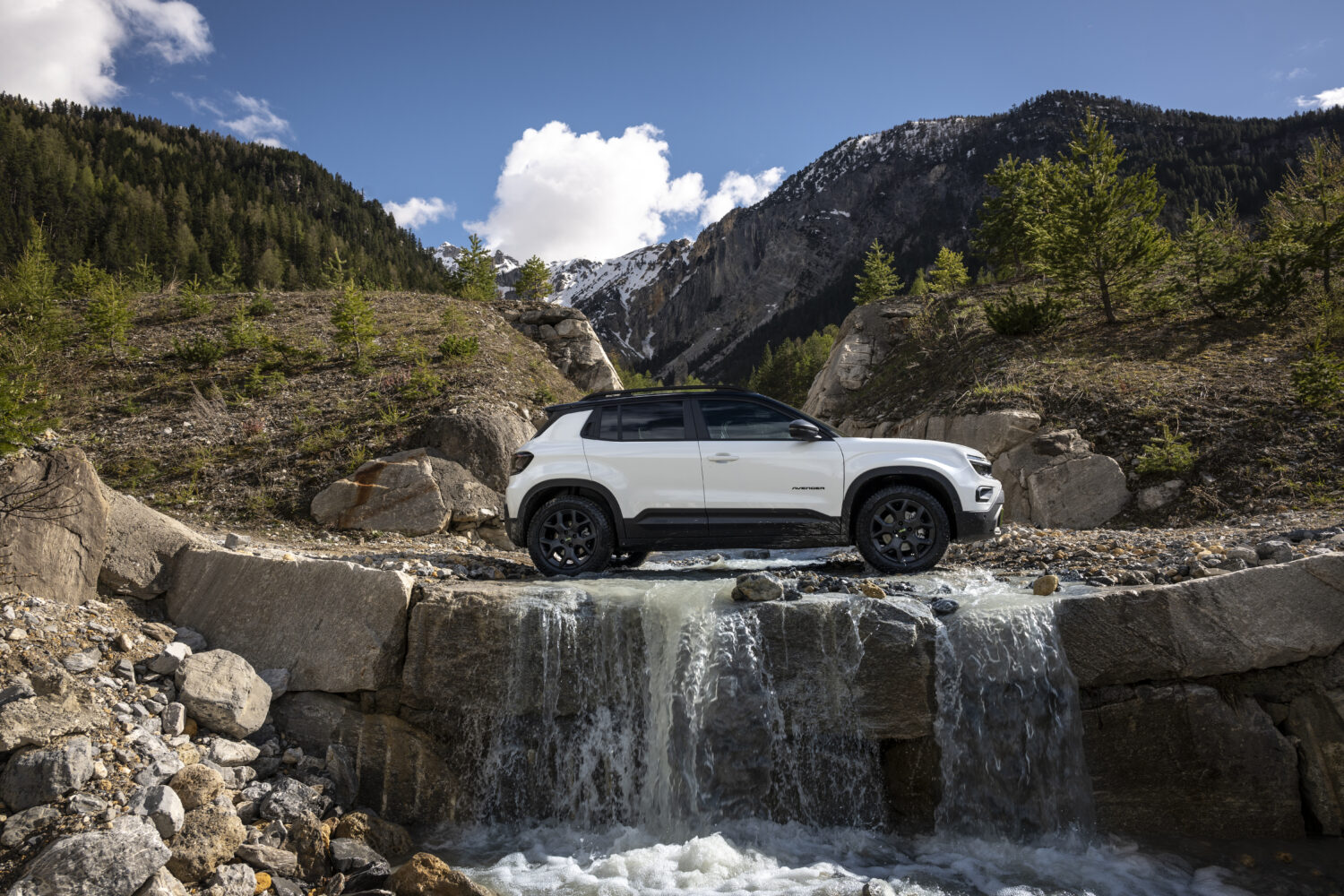 ローンチエディションも同時発売　ジープ・アヴェンジャー 4xe ハイブリッド登場