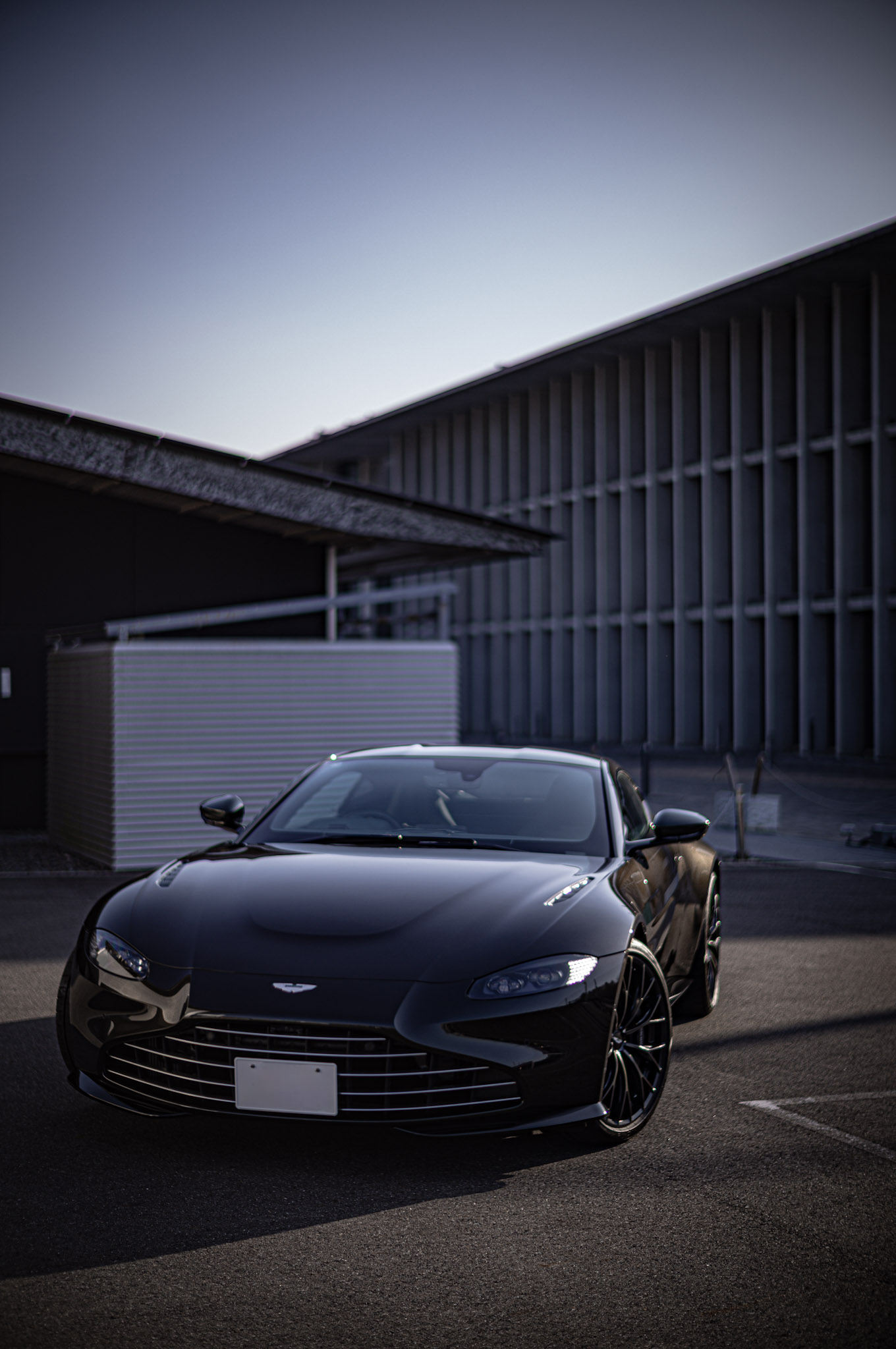 一世代前のヴァンテージを締めくくる110周年記念車。カーボンを纏いながらも、その佇まいは驚くほど静かで抑制的だ。だが走り出せば、制御の奥に残された熱がゆっくりと顔を出す。節度の奥に潜む、本能的なスポーツカーの気配を確かめた。