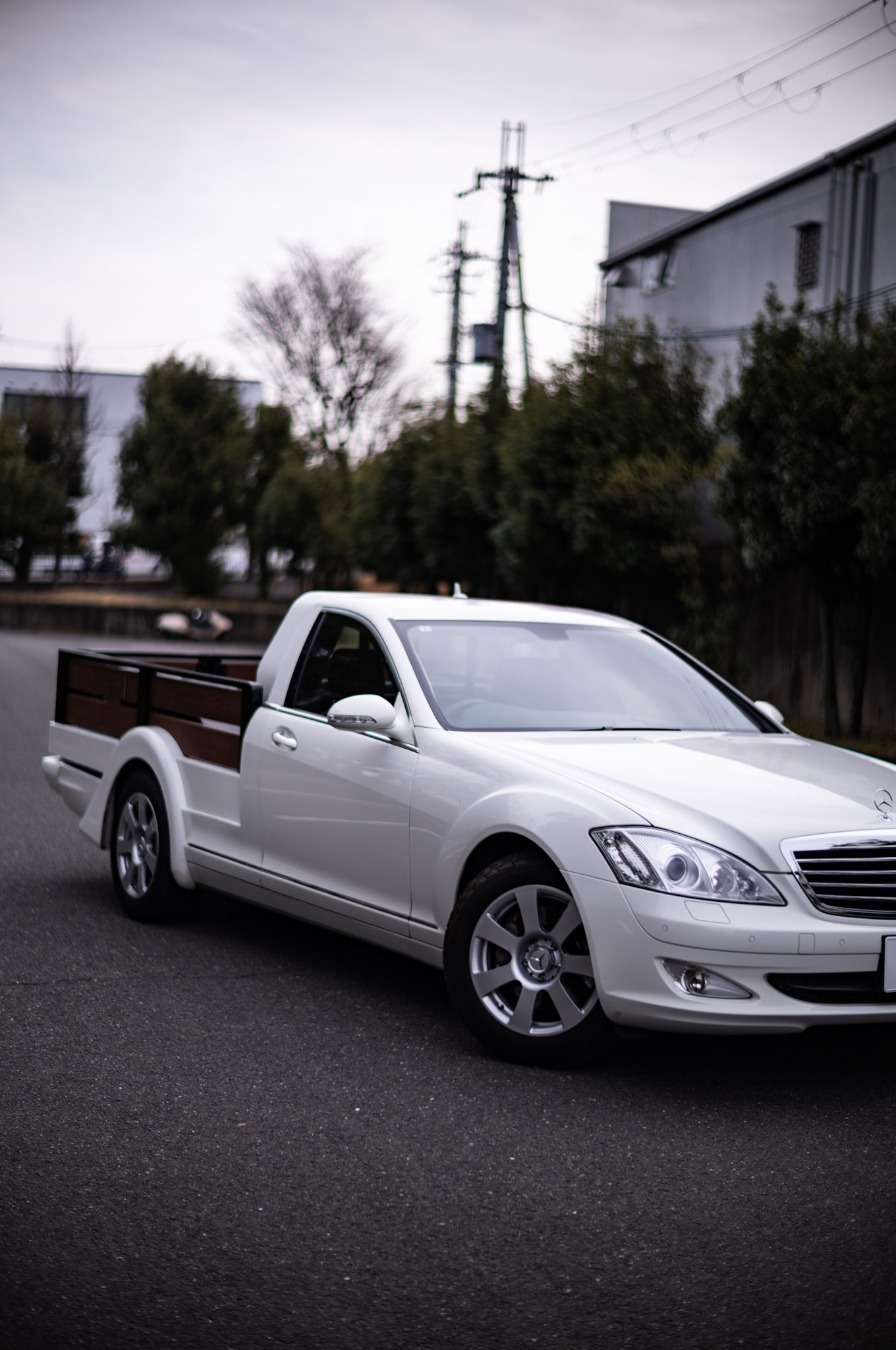 クルマ好きであれば、誰しもが一度は頭の中で“理想の一台”を思い描いたことがあるのではないでしょうか。

このクルマも、そうした発想から生まれたかのような存在です。高級車のフロントマスクに、泥仕事もこなせる荷台を備えたピックアップトラック。まさに絵に描いた餅が、そのまま現実に飛び出してきたような一台です。