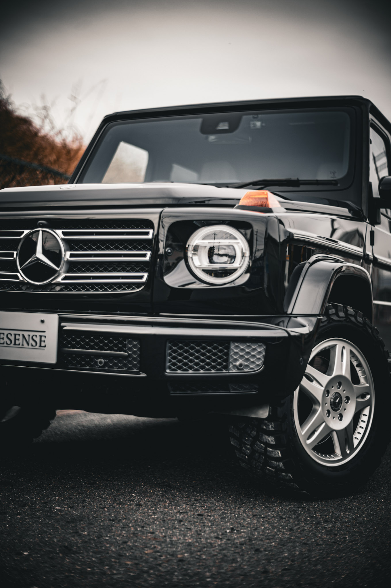 今回の一台は、試乗記ではない。RESENSEが手を入れ、思想を与えたオリジナルカスタムだ。オマージュしたのは、かつて本国で発表された限定車。派手さではなく、機能と佇まいの関係性を突き詰めたあの一台に、RESENSEなりの解釈を重ねている。