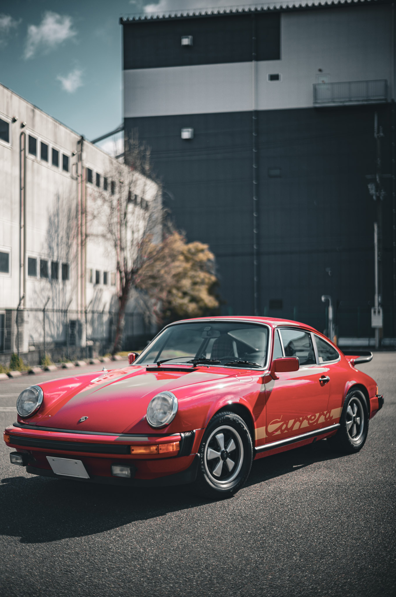 調子の良い930に触れると、改めて思う。このクルマは、ただのクラシックポルシェではない。人が合わせて乗る最後の911なのだと。速さや性能の前に、まず機械の呼吸がある。アクセル、回転、シフト。そのすべてに耳を澄ませながら走るとき、この時代の911だけが持つ関係が、静かに立ち上がってくる。