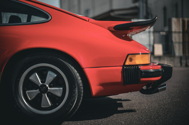 ポルシェ・911（1977）人が合わせて乗る最後の911