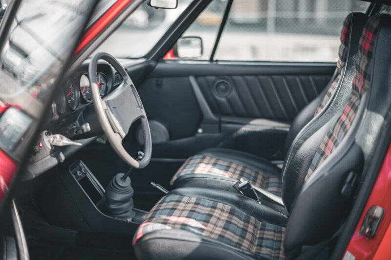 ポルシェ・911（1977）人が合わせて乗る最後の911