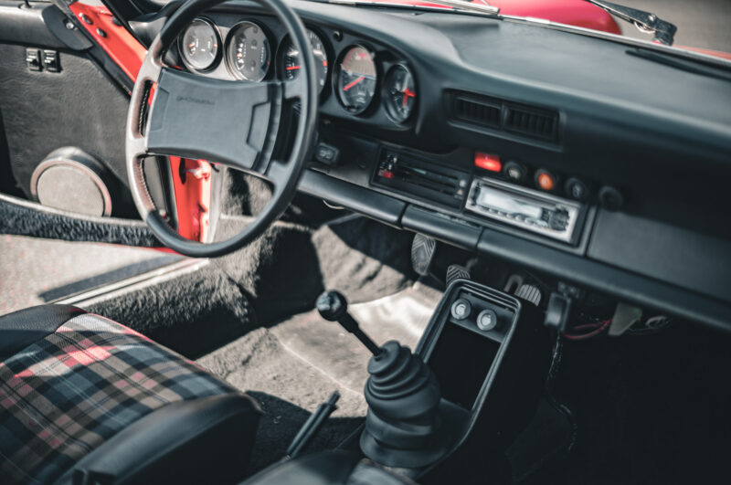 ポルシェ・911（1977）人が合わせて乗る最後の911