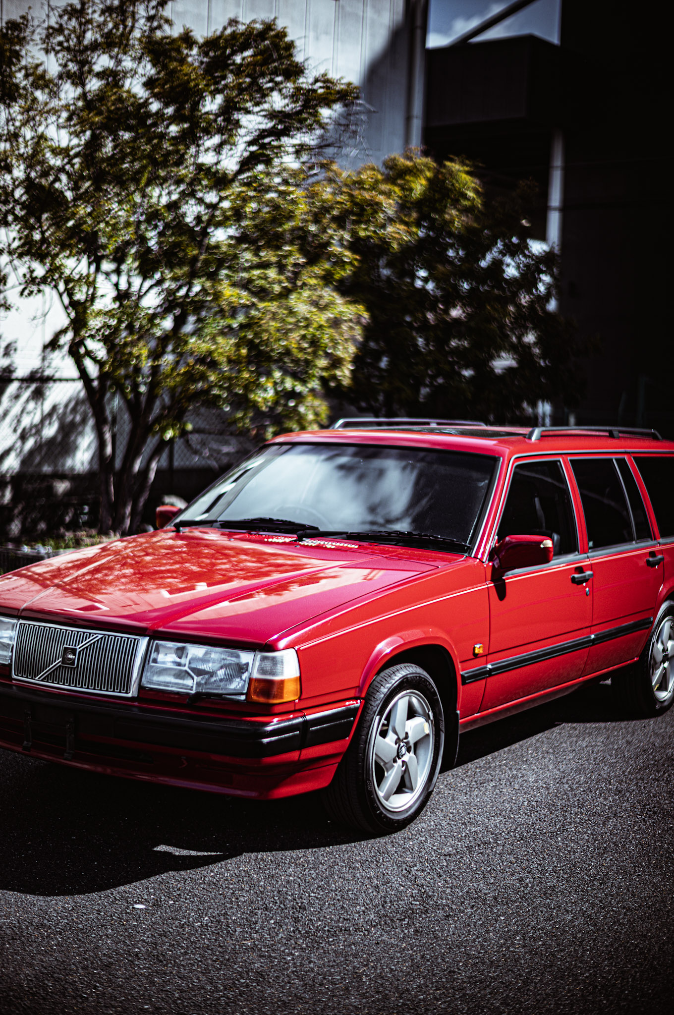 この940は、ボルボらしさを味わいながら、日常的に使うのに相性のいい一台だと思います。

240よりも大きく、より近代的。一方で850は新世代にあたる存在です。その間に位置する940は、クラシカルなボルボを最後に体感できるモデルとも言えるでしょう。