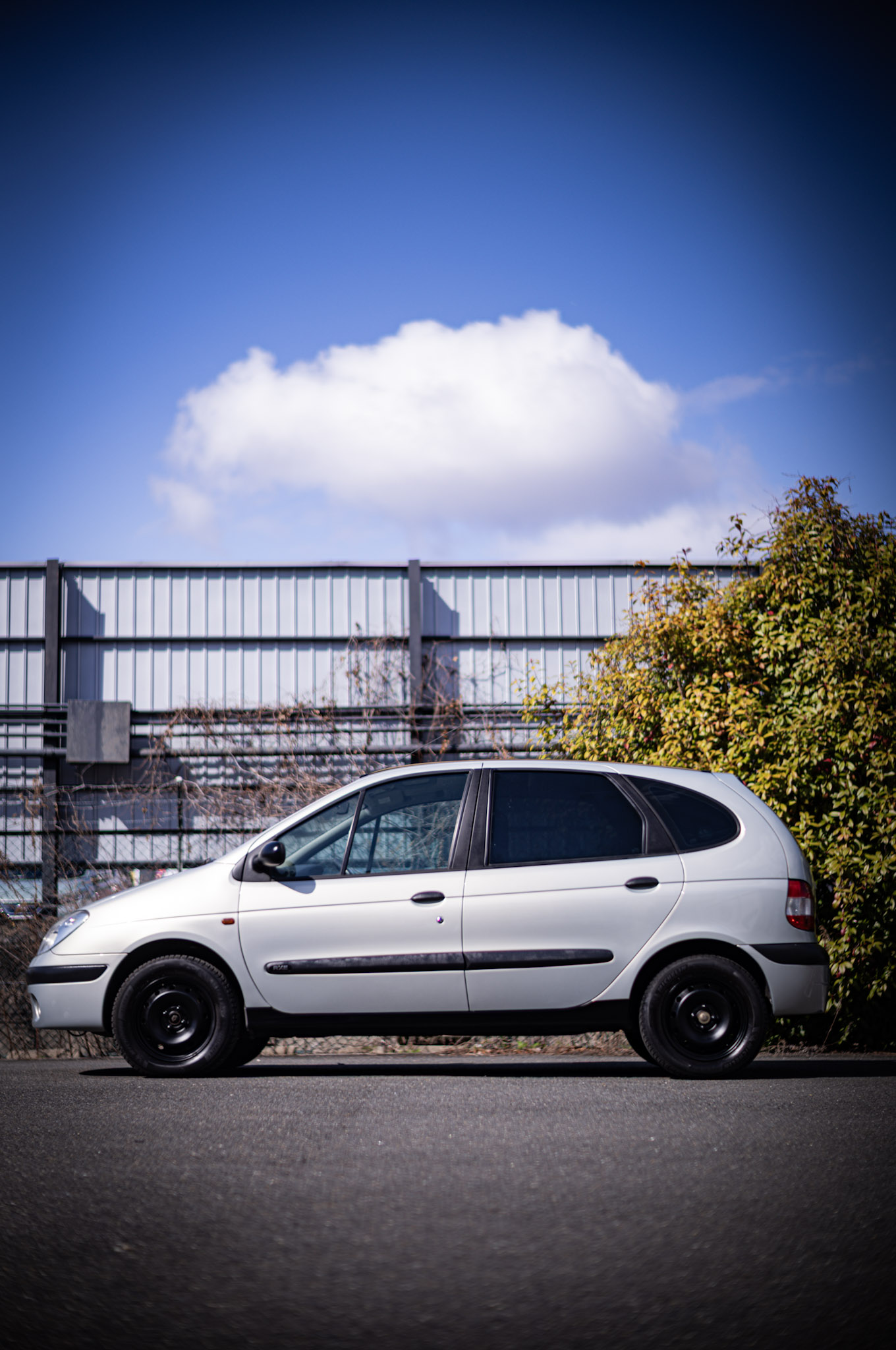 ルノーのベストセラーであるメガーヌは、日本ではハッチバックのイメージが強いですが、本国では非常にバリエーションが豊富で、日本でいうカローラのような存在です。

そうした豊かな派生展開が当たり前だったヨーロッパにおいて、ルノーはエスパスで成功を収めたあと、その思想をよりコンパクトなサイズに落とし込んだモデルを構想しました。

それが、ルノー・セニックです。