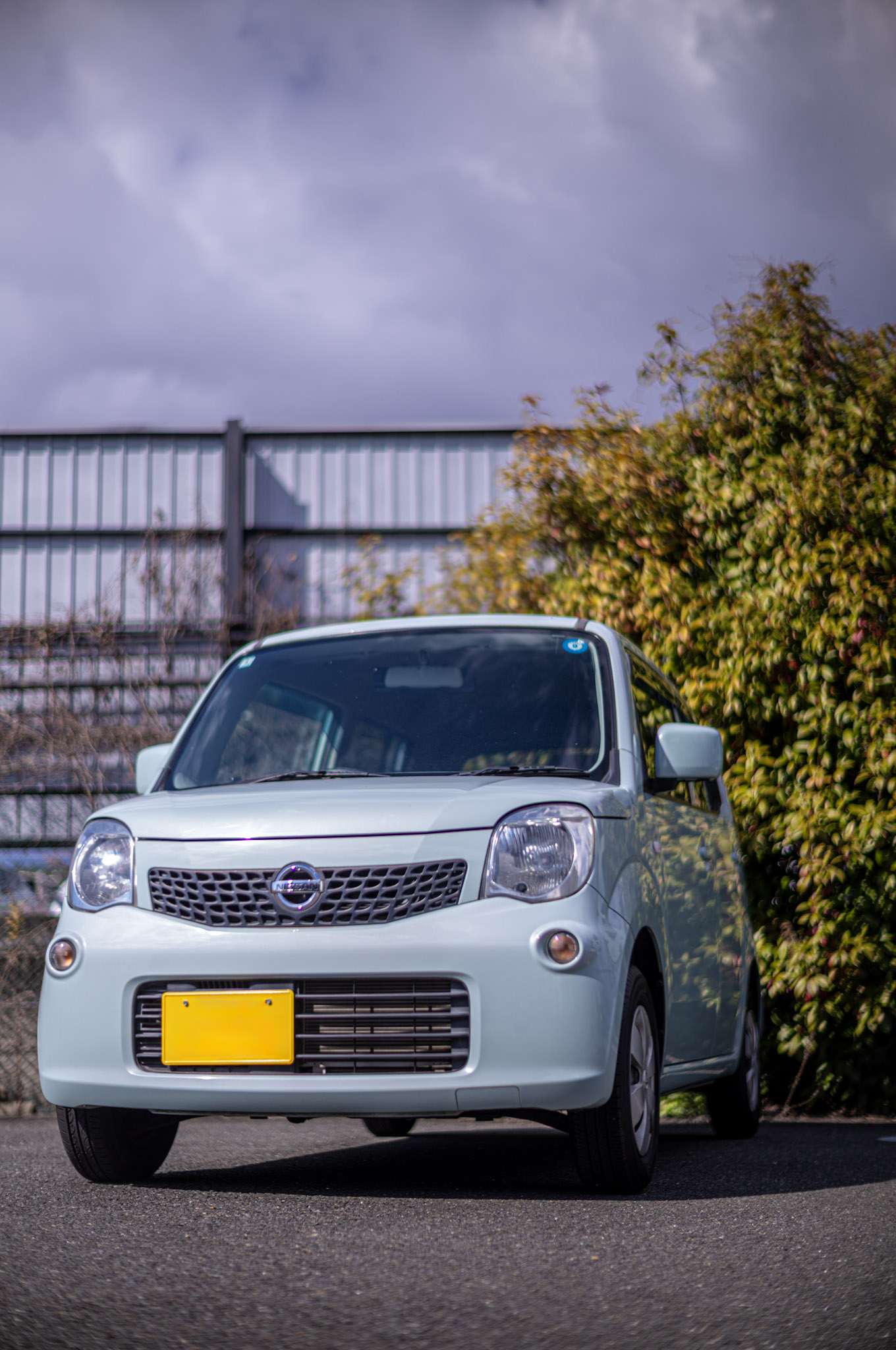 ポピュラーな軽自動車でありながら、走行距離900kmという異例の個体。数字では測れない“時間の鮮度”を宿したこのモコは、単なる中古車ではなく、そのまま残された時間そのものを手に入れるような一台である。