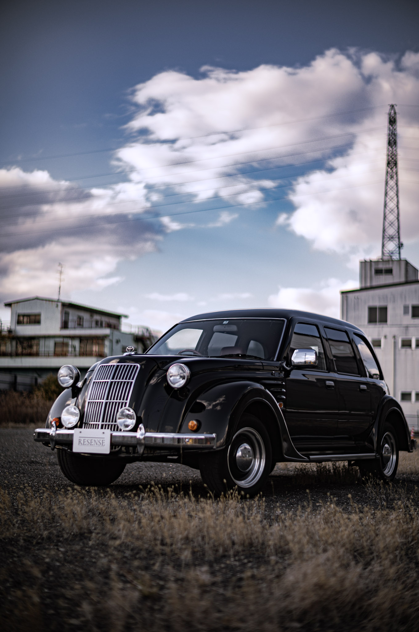 この個体を見せてもらったとき、思わず驚きました。塗り直しではない、純正のオールブラックだったからです。

実はこのモデル、100台のうちわずか5台だけが特別にオールブラックで生産されたと言われています。30年前のクルマで、そのうち5台。現在どれほど残っているのかは分かりませんが、かなり希少な存在であることは間違いないでしょう。